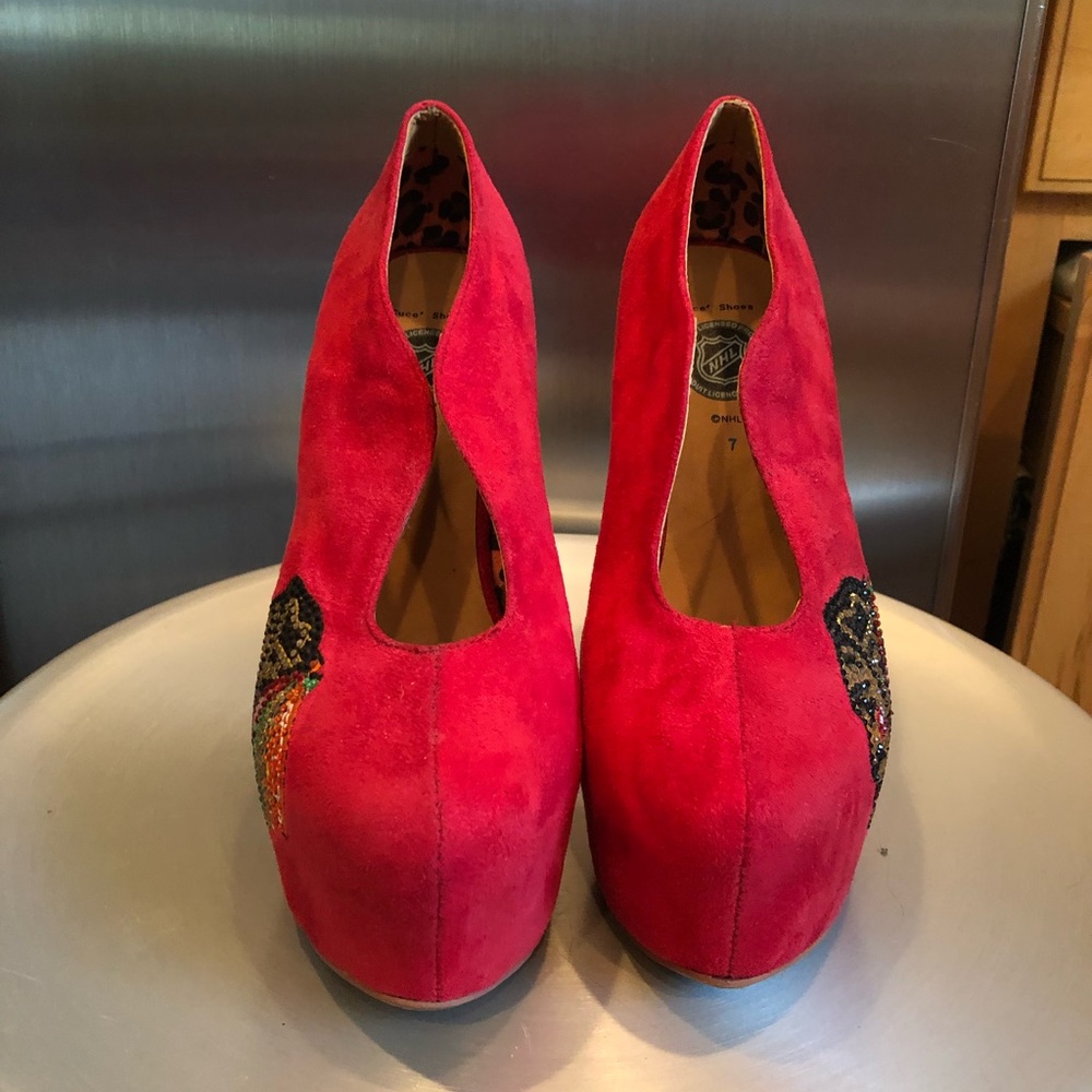 🏒RARE ‼️Like New NHL Chicago Black Hawks Sky High Design Platform Heels size 7 - Picture 4 of 9